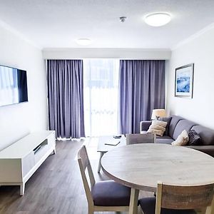 Deluxe One-Bedroom Apartment